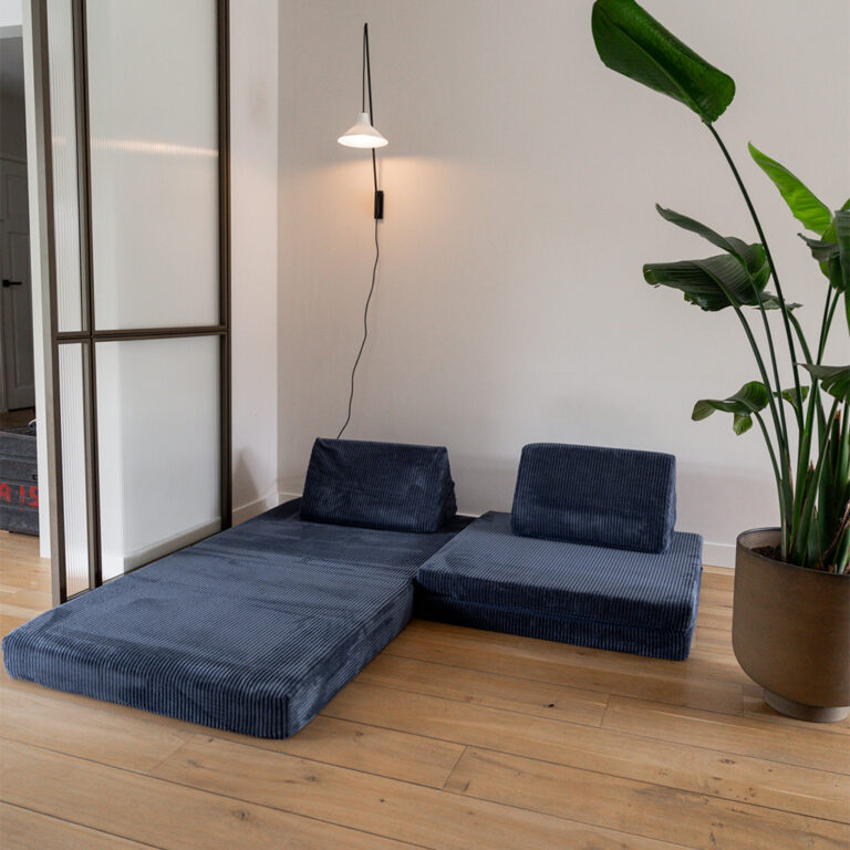 Gemütliche Sitzecke aus dem Jindl Cord Spielsofa in Marineblau