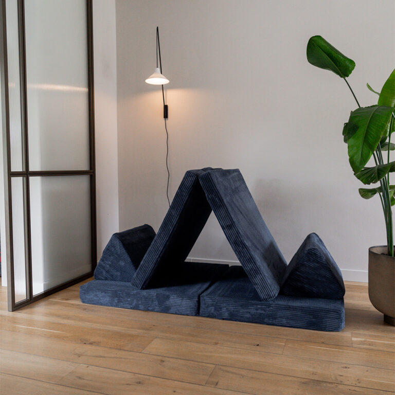 Jindl Cord Spielsofa in Marineblau als Höhle aufgebaut