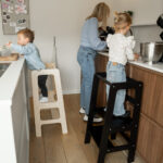 Leertoren Jindl zwart en naturel in keuken