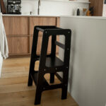 Leertoren Jindl zwart in keuken