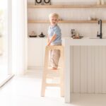 Omgedraaid staan op Montessori leertoren kijken naar buiten