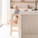 Omhoog klimmen op de Montessori houten leertoren lachen