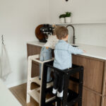 Samen bij de kitchen helper aan het aanrecht