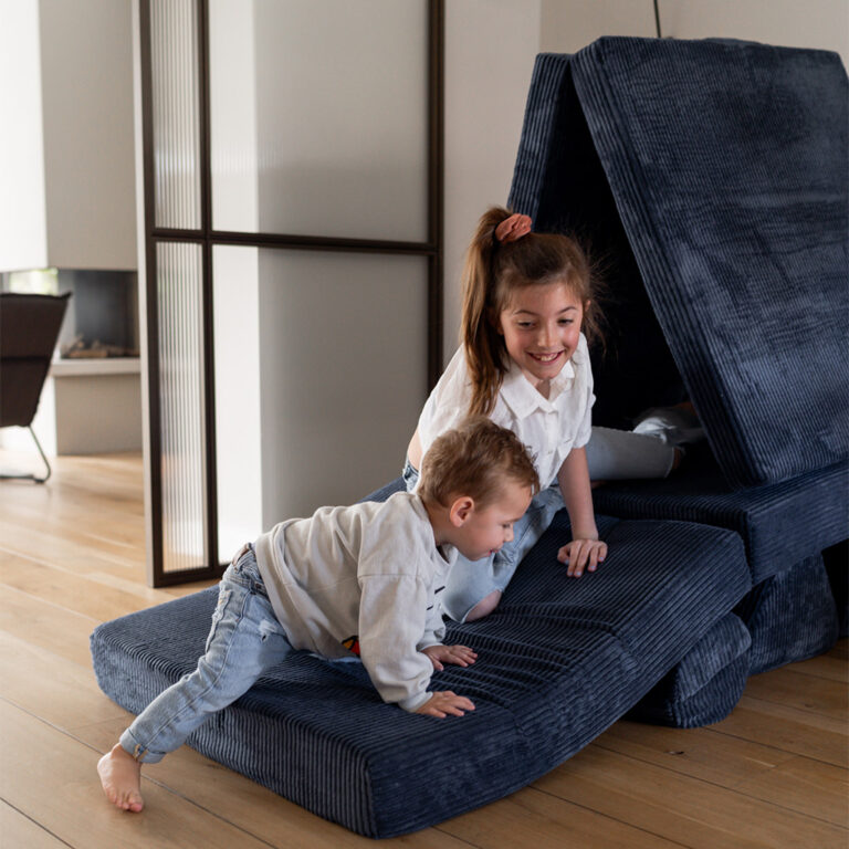 Jindl Cord Spielsofa in Marineblau als Rutsche aufgebaut