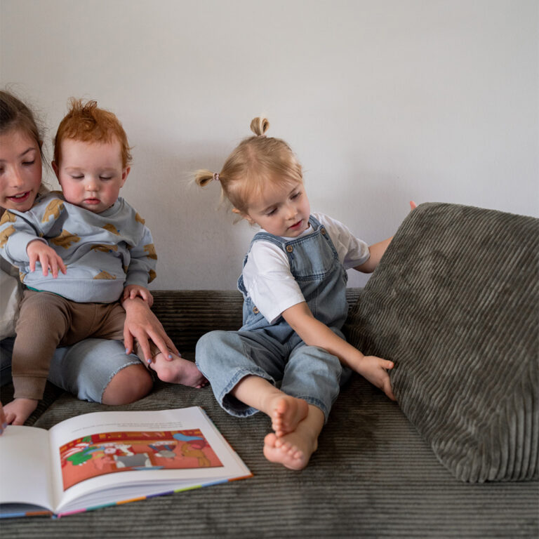 Spielsofa Jindl Rippstoff Armeegrün gemeinsam lesen