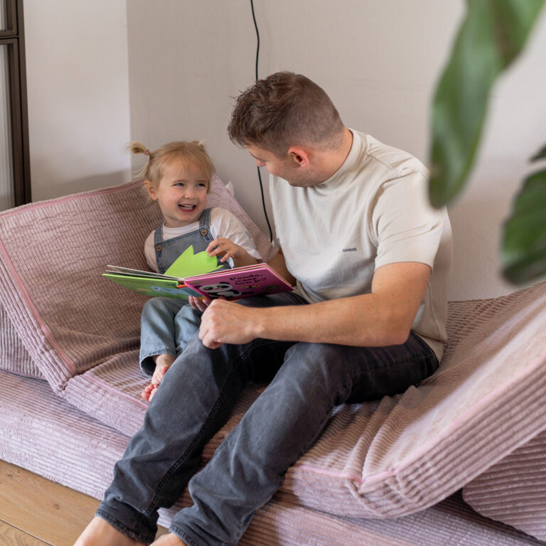 Spielsofa Jindl rosa Cordstoff Buch lesen