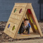 Tunnel van hout om door te kruipen