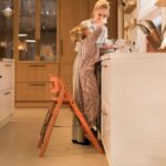 KAOS KLAPP kinderstoel roze staan op de stoel