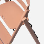 KAOS_kinderstoel_perzik_beuken_hout_detail