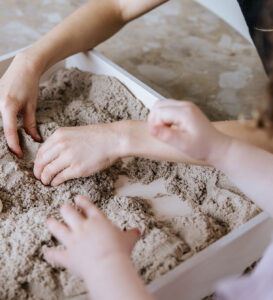 Kinetisch zand in speelbak