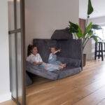 Speelbank Jindl ribstof donkergrijs opstellinbg tegen de muur