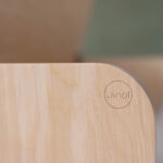 Houten speelgoedkist Jindl detail logo