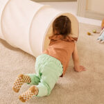 Kruipen In Een Speeltunnel