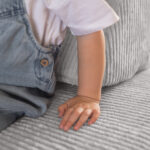 Speelbank Jindl cord ribstof lichtgrijs detail stof