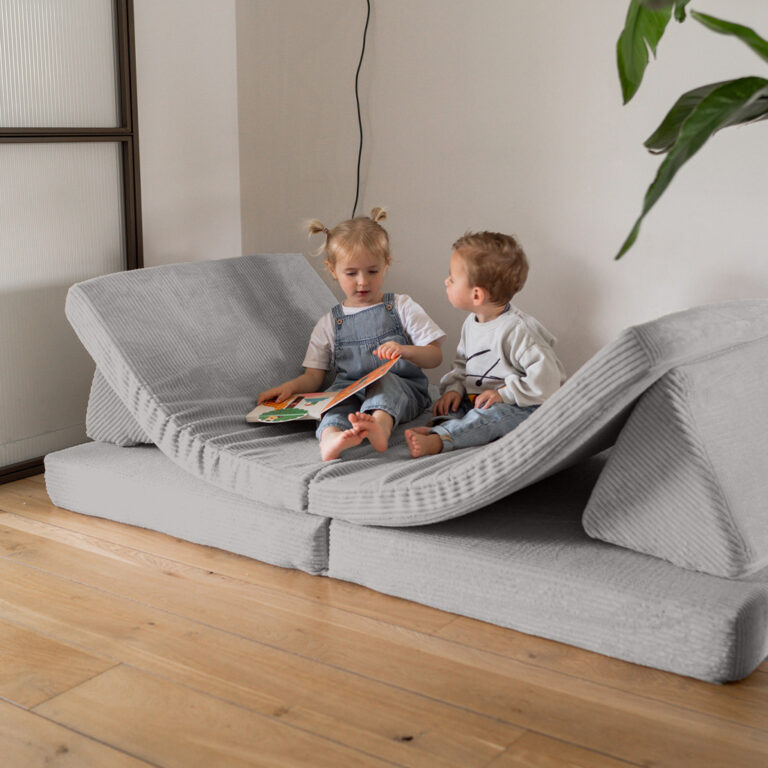Spielsofa Jindl Cord Rippstoff Lichtgrau sitzen und spielen