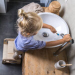 Houten krukje Jindl naturel badkamer bovenaf