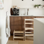 Houten opstapje Jindl keuken opstelling