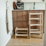 Houten opstapje Jindl met leertoren naturel