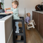 Houten opstapje Jindl samen bakken in de keuken