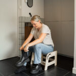 Houten opstapje Jindl schoenen aantrekken