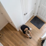 Houten opstapje Jindl schoenen in hal aantrekken