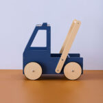 Houten loopwagen Kid's Concept zijaanzicht