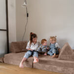 Speelbank Jindl ribstof bruin boekje lezen