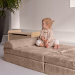 Speelbank Jindl ribstof bruin zitten