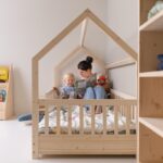 Rückansicht Kinderbett für Kleinkinder - Hausbett gemeinsam Buch lesen