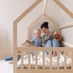 Rückansicht Vorlesen im Kinderbett für Kleinkinder - Hausbett