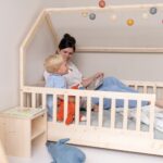 Farbige Lichter am Kinderbett für Kleinkinder befestigt - Hausbett Oberseite