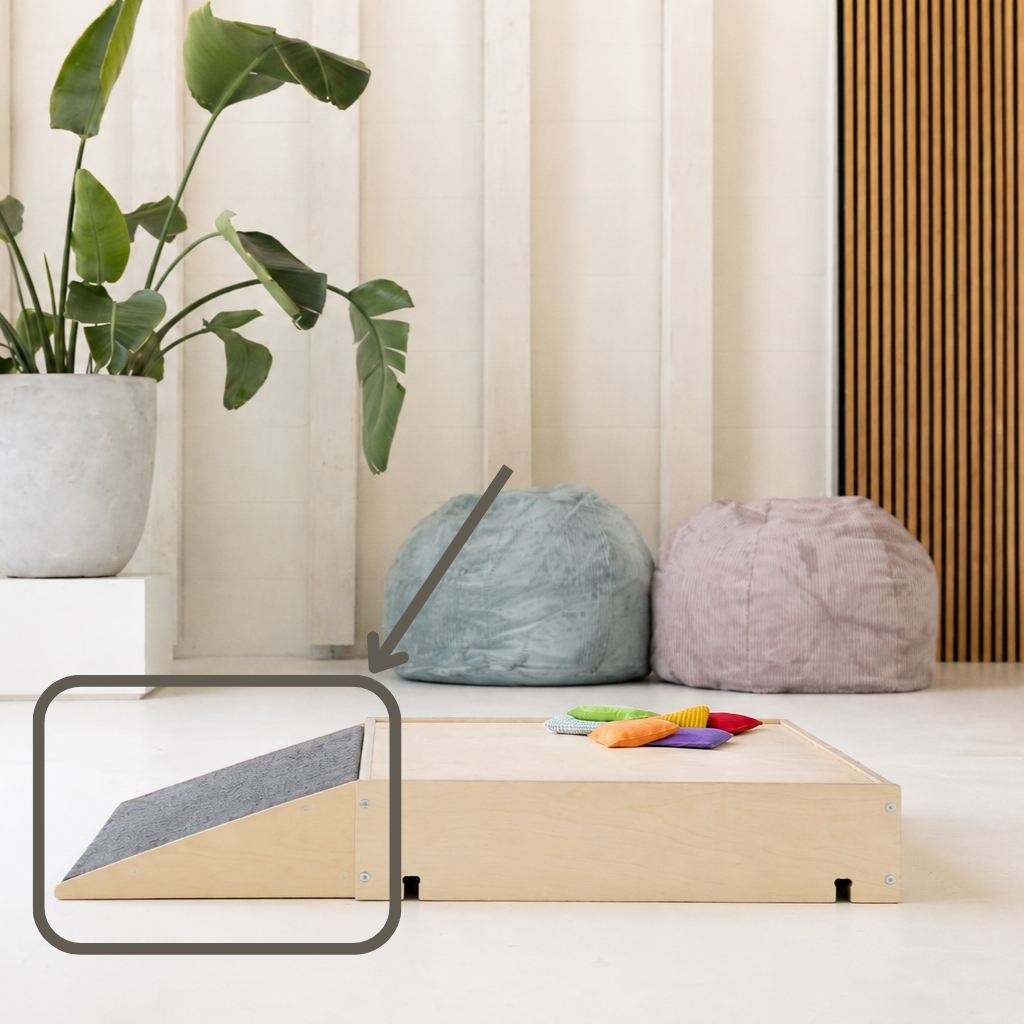 Houten kruipheuvel - glijbaan met tapijt Houten kruipheuvel met tapijt