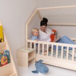 Kinderbett für Kleinkinder aus Holz - Hausbett mit Nova Nachttisch - Schlafzimmer