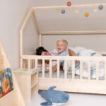 Kuckuck-Spiel im Kinderbett für Kleinkinder - Hausbett durch Kleinkind
