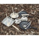 Modderkeuken accessoires op de grond Cosy