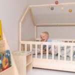 Spaß im Kinderbett für Kleinkinder – Hausbett liegend unter der Bettdecke
