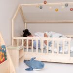 Schlafen im Kinderbett für Kleinkinder - Hausbett gemeinsam liegen