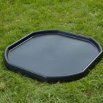 Tuff tray achthoek in het gras