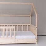 Vorderansicht rechts - Eingang Kinderbett für Kleinkinder - Hausbett mit Matratze