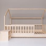 Vorderansicht Schlafzimmereinrichtung mit Nova Nachttisch und Kinderbett für Kleinkinder - Hausbett