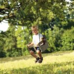 Houten schommel baby grijs