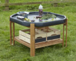 Houten standaar tuff tray buiten