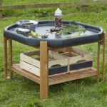 Houten standaar tuff tray buiten