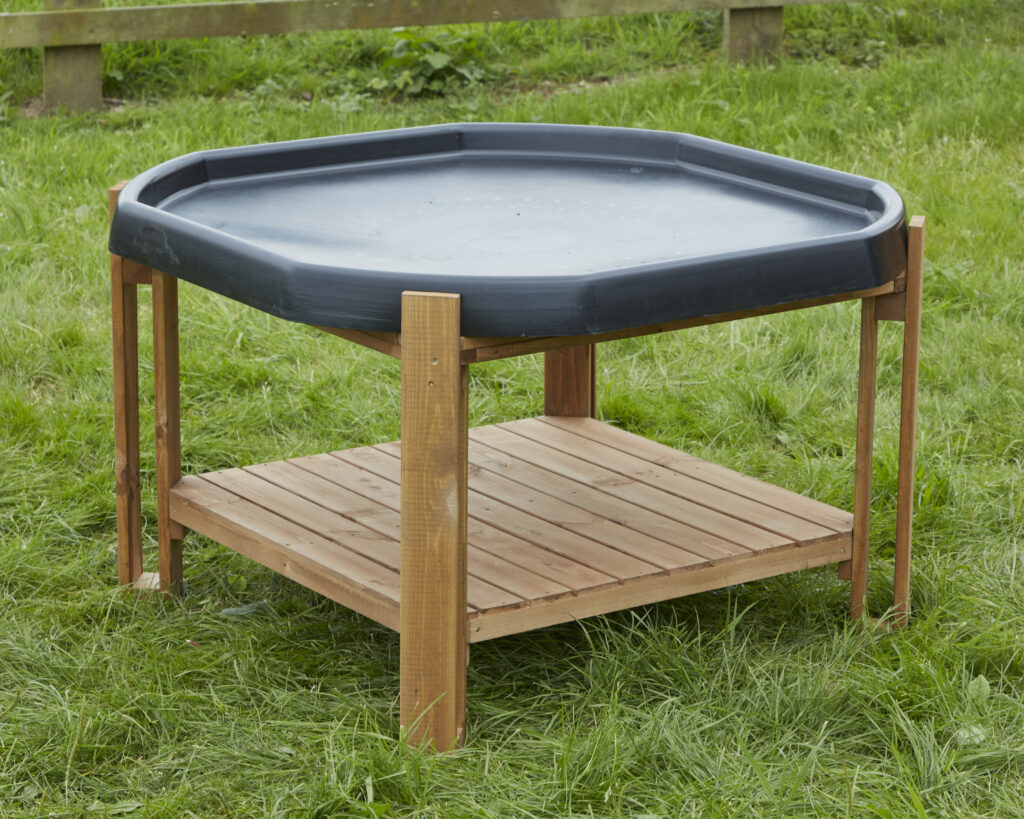 Houten standaard buiten voor tuff tray