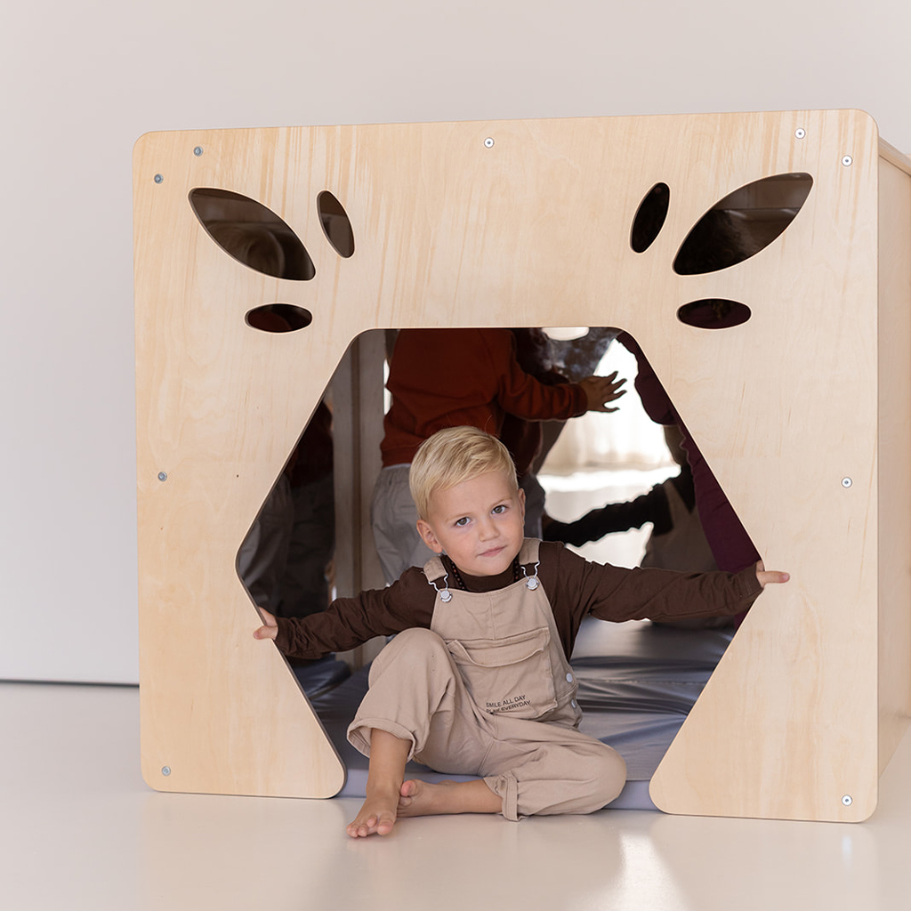 Houten spiegelhuis Jindl sfeer Houten spiegelhuis Jindl sfeer