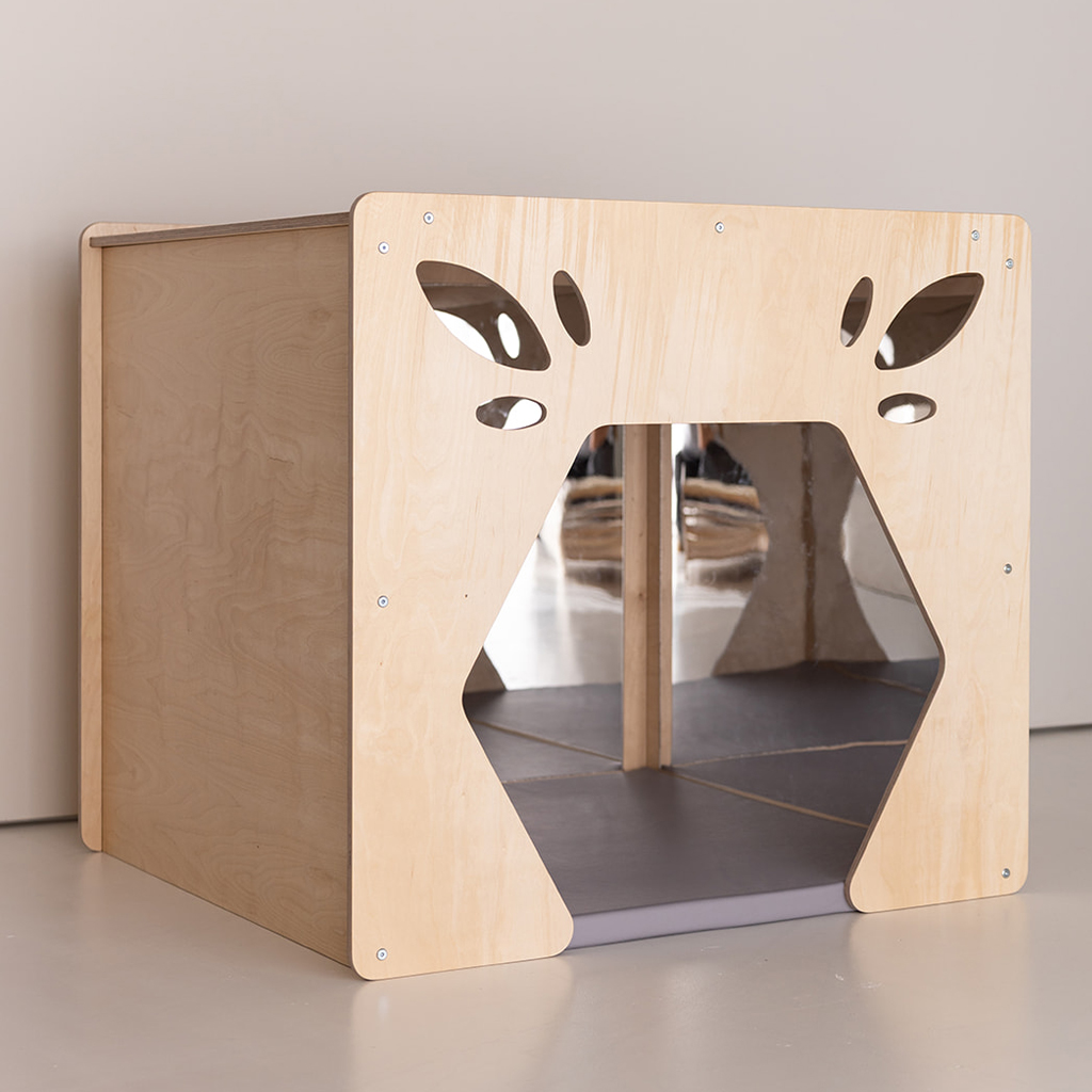 Houten spiegelhuis Jindl zijaanzicht Houten spiegelhuis Jindl zijaanzicht