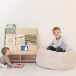 Beige zitzak en boekenkast Jindl