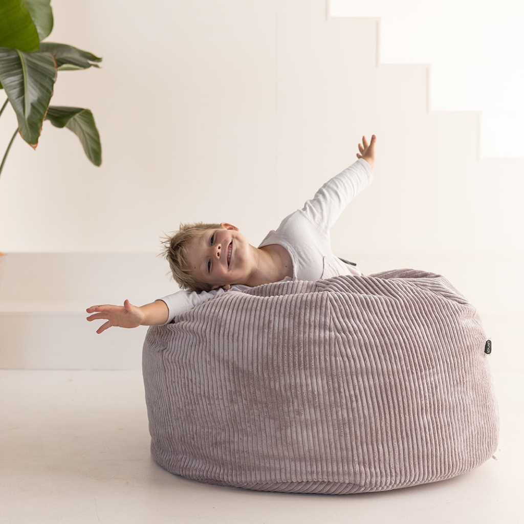 Chillen op zitzak oud roze Chillen op zitzak oud roze