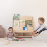 Leeshoek met boekenkast met zitzak beige