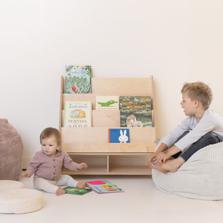 Leseecke mit Bücherregal und Sitzsack Beige